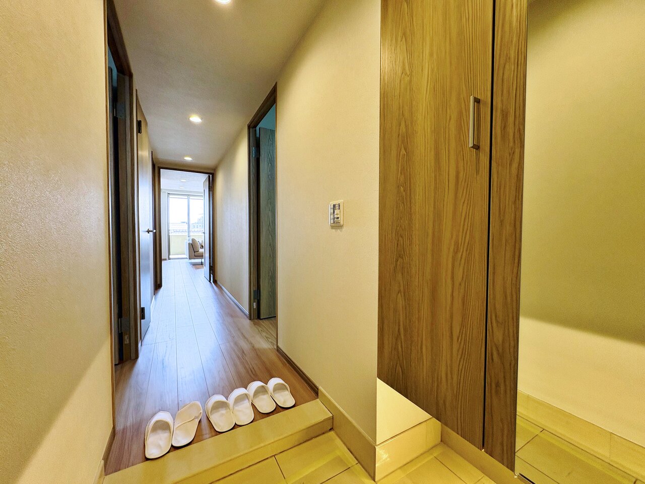 「行ってきます」と「ただいま」は、この玄関から始まります。