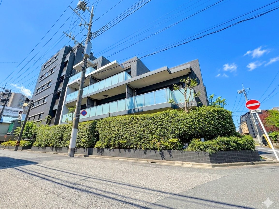 二重床・二重天井の南西角部屋につき陽当り、通風良好なお住まい。