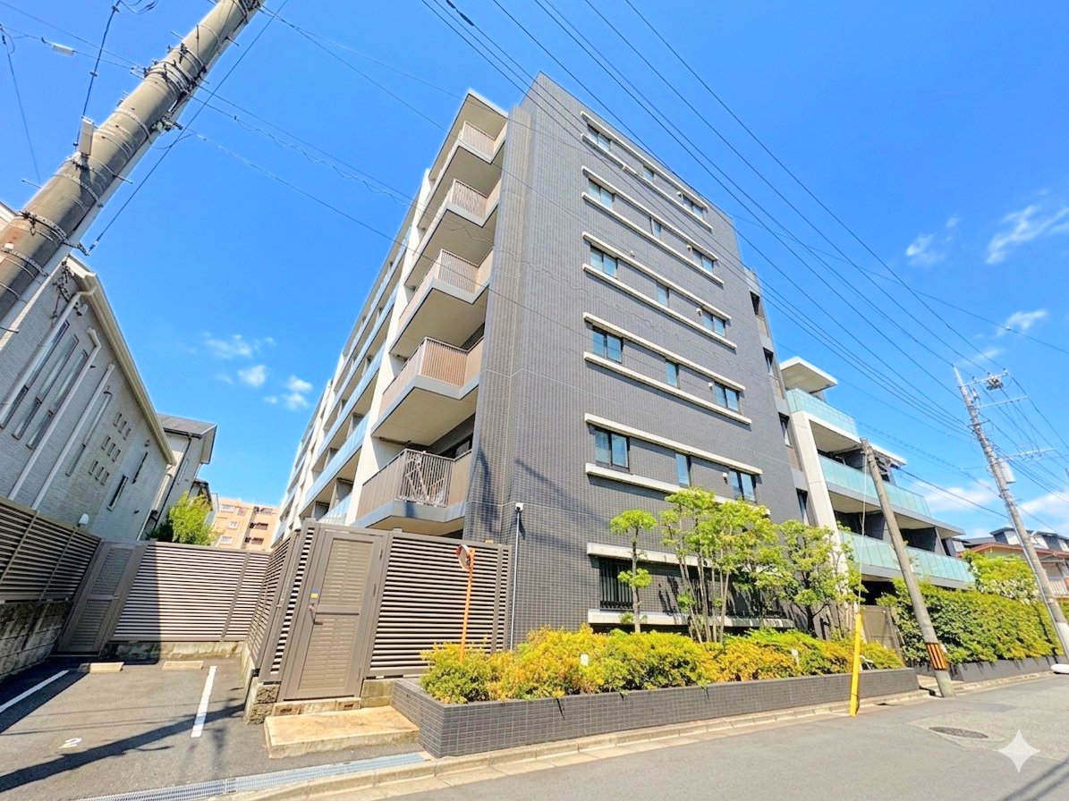 周辺には商業施設や病院など生活に必要な施設が揃っています。