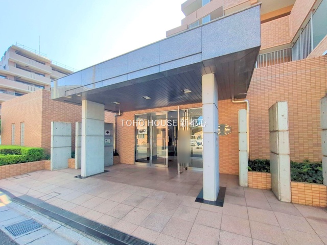 明るくコントラストのある、開放感と清潔感を兼ね備えたエントランス。