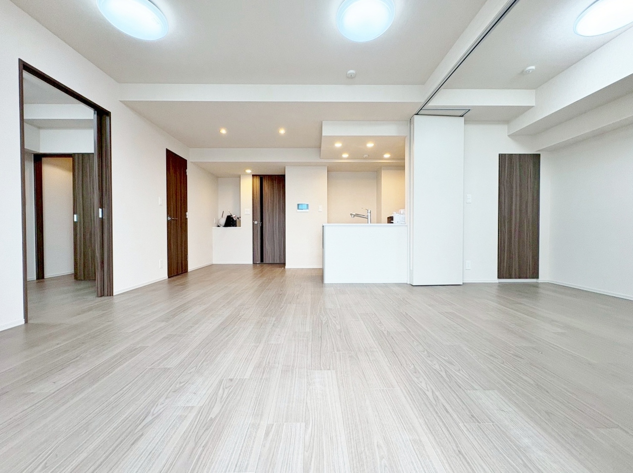 明るくシンプルな色合いで開放的かつリラックスムードあふれるリビング。