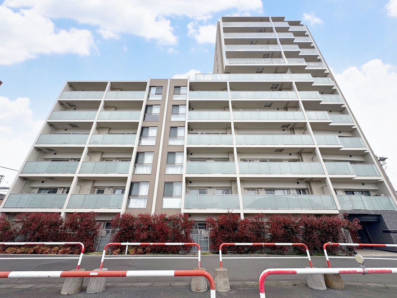 北上尾駅まで徒歩6分の立地。2025年2月築、11階建て7階部分。未入居の南東角部屋のお住まい。