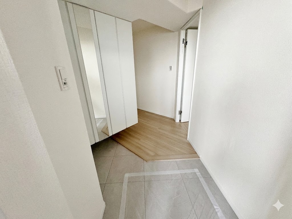 縦に広がりを持たせることで、玄関を開けたときにゆとりと開放感を演出します。※現況物件写真にCG画像処理済み