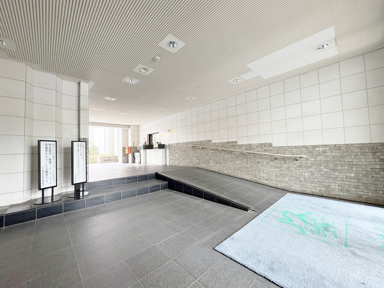 管理の行き届いた敷地内。落ち着いた雰囲気のエントランス。