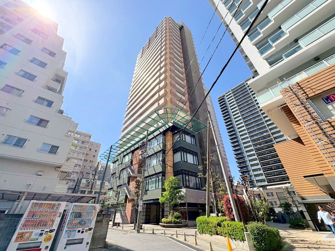 川口駅徒歩4分、２３階最上階の南東角部屋のお住まいです。