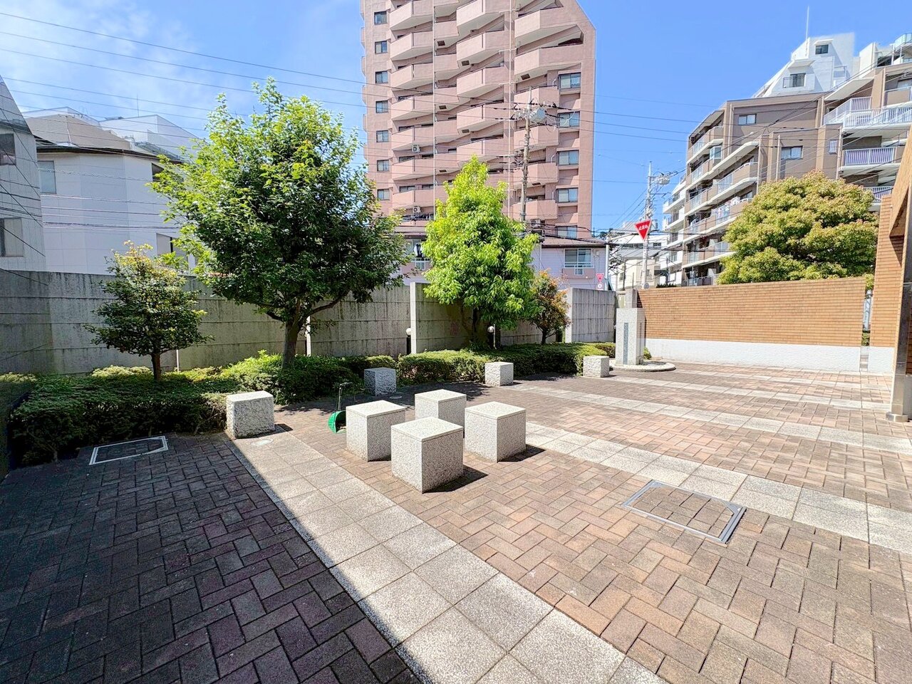 閑静な住宅街に佇む堂々とした佇まい。