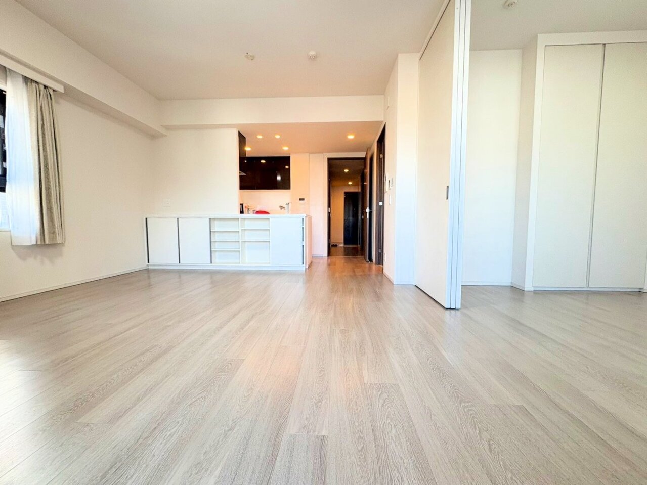 続き間の扉を開放することで広さを感じられます。