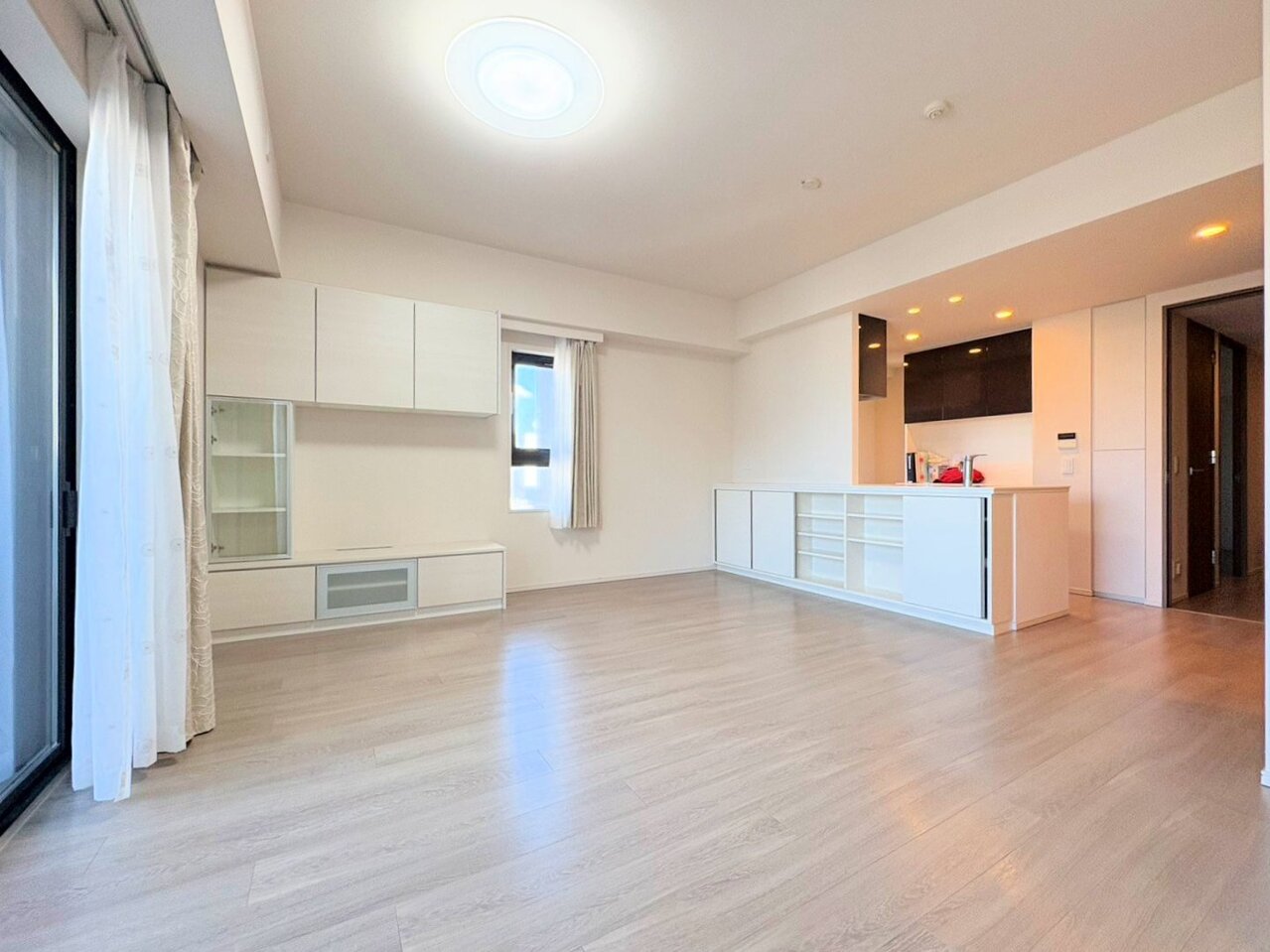 窓から注ぐ明るい陽差しが、広々としたＬＤＫを演出。