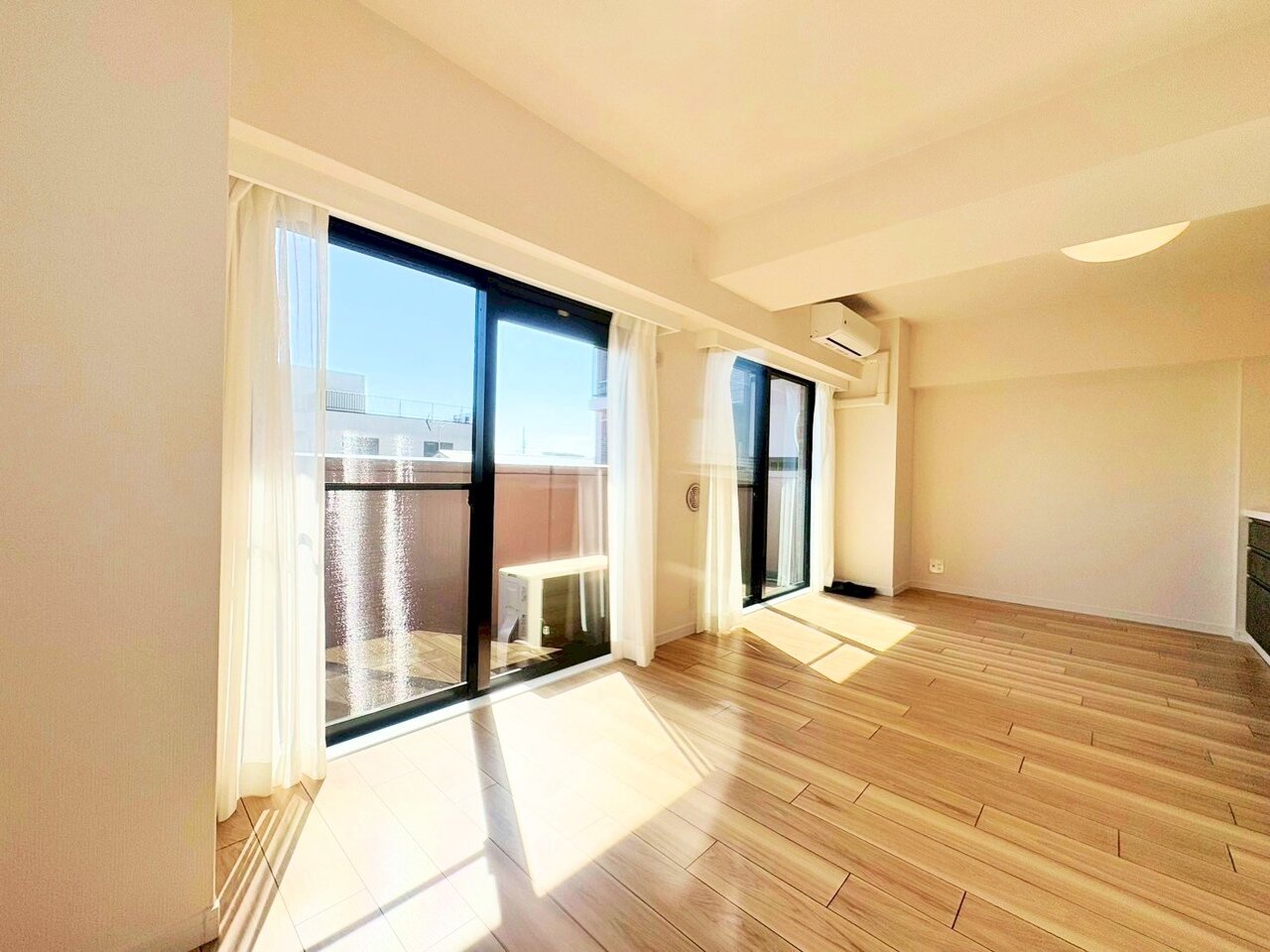 時間の移ろいによって様々な表情を見せるシルエットを楽しめます。