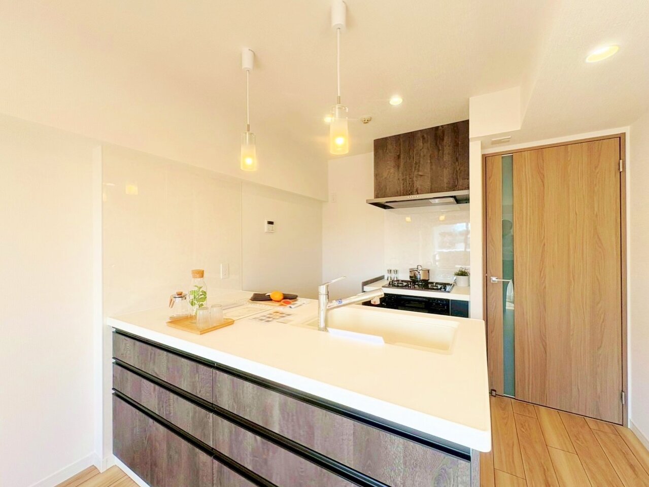 ダイニングに座るご家族やお客様と会話しながらお料理ができます。