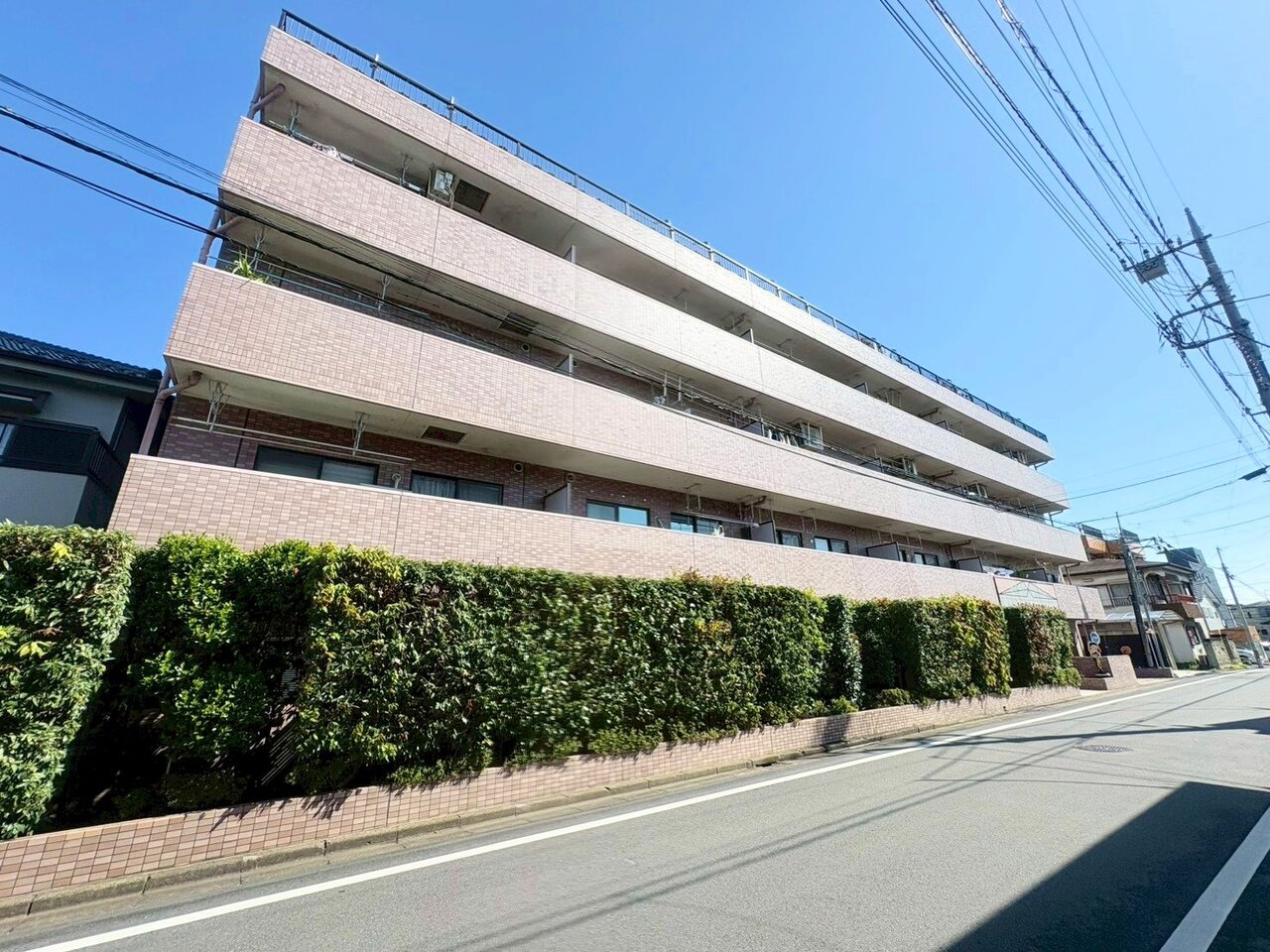 大宮駅まで徒歩13分、２面採光の角部屋のお住まいです。（隣接住戸なし）