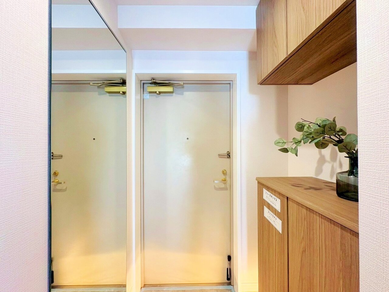 外出前の身支度チェックにも便利な鏡付きの収納を備えました。