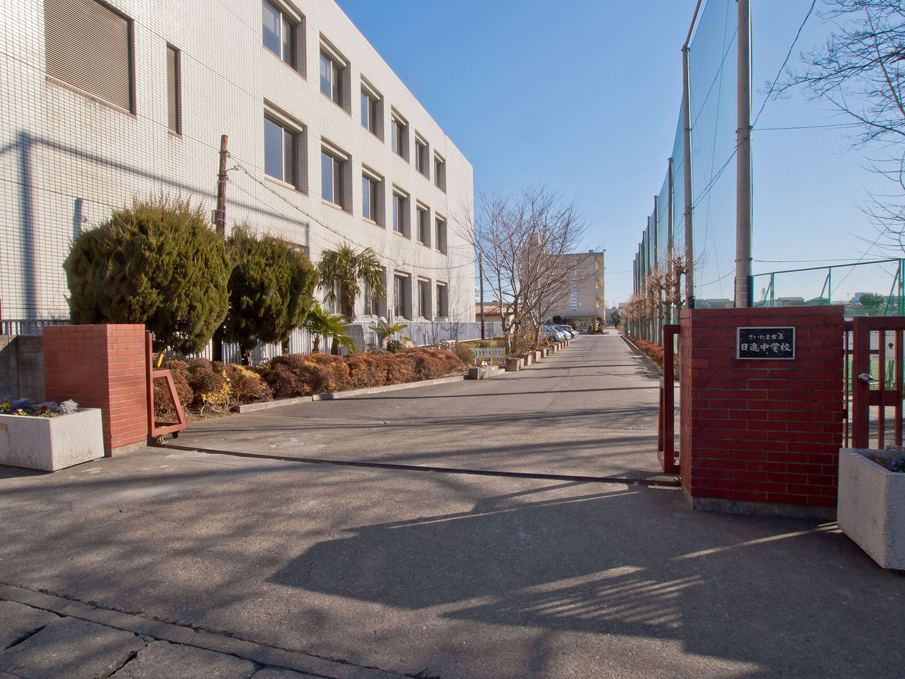 日進中学校まで約560m