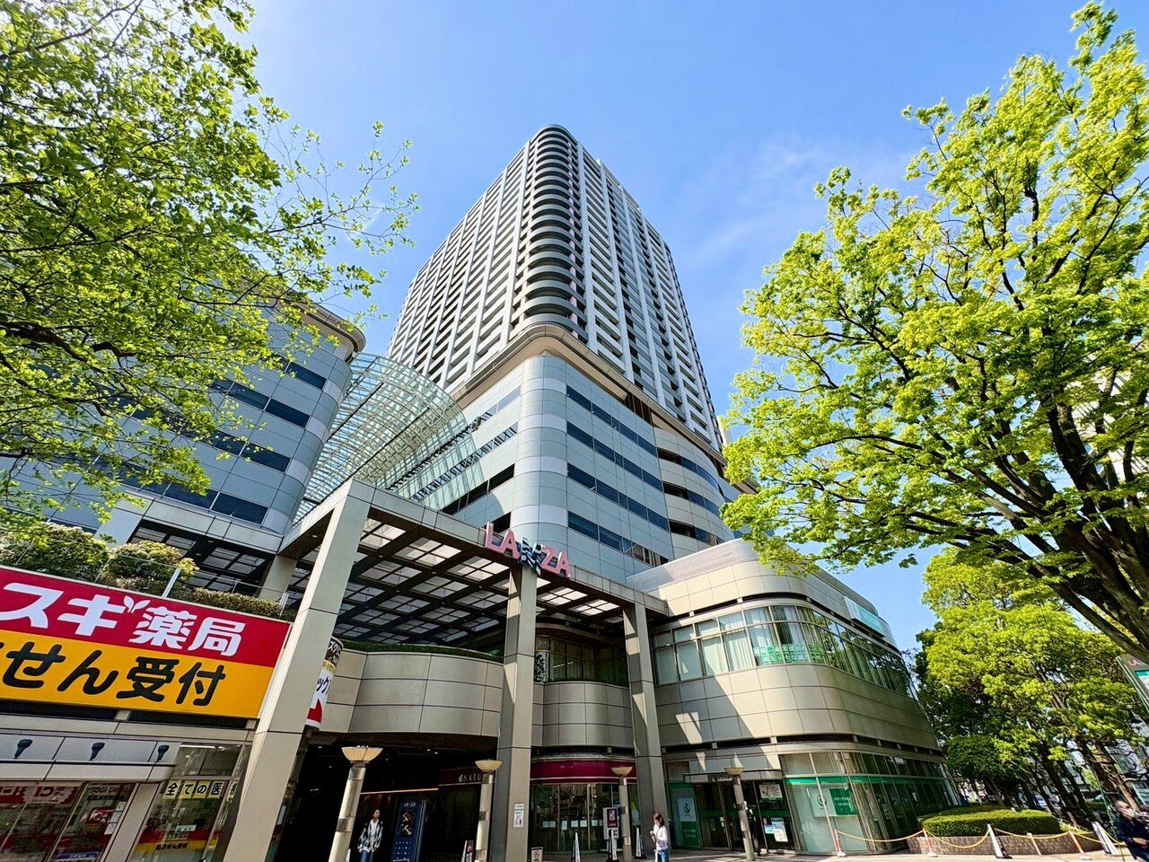 マンション１階にはドラッグストアやコンビニが入っています。