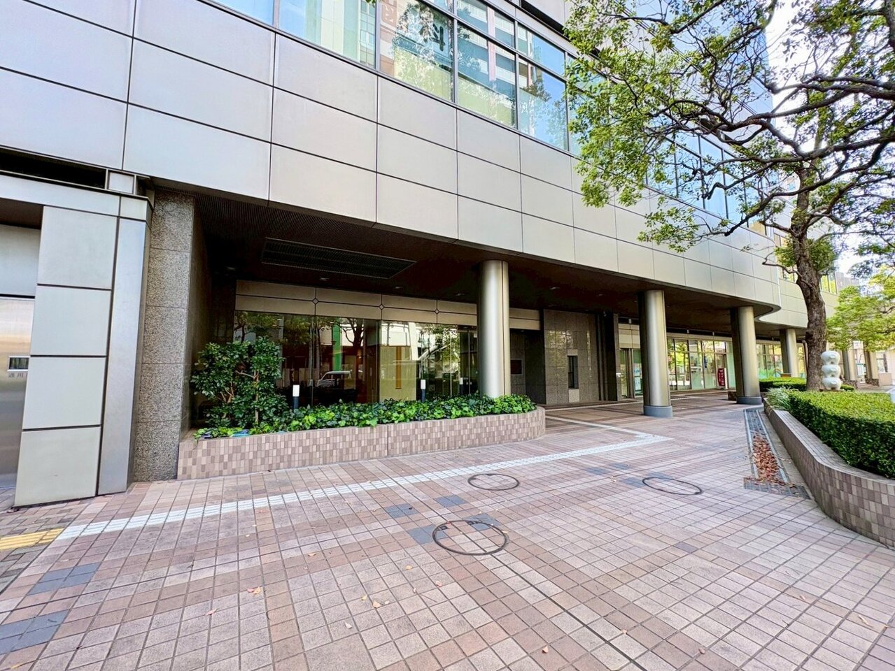 オートロック完備、宅配ボックスを設置しております。