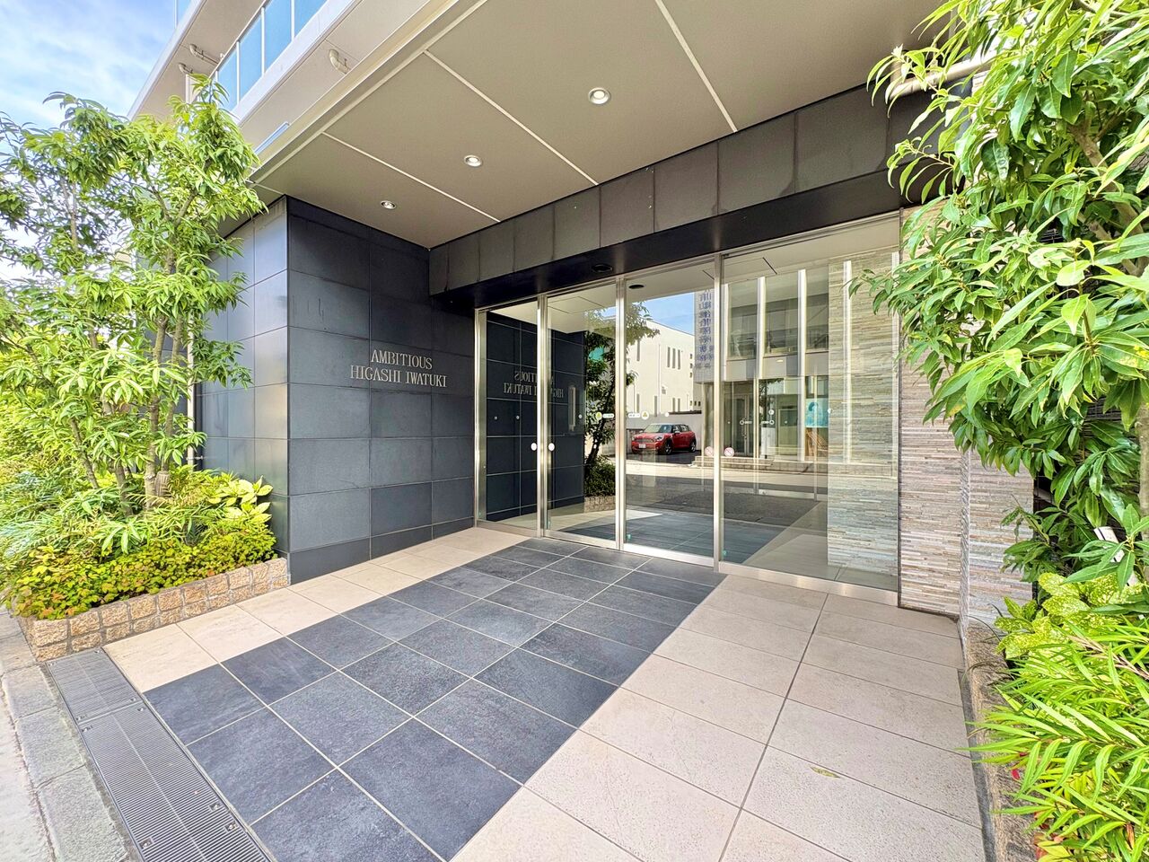 大きな荷物を持っていてもスムーズに移動できる、ゆとりある設計のエントランスアプローチ。