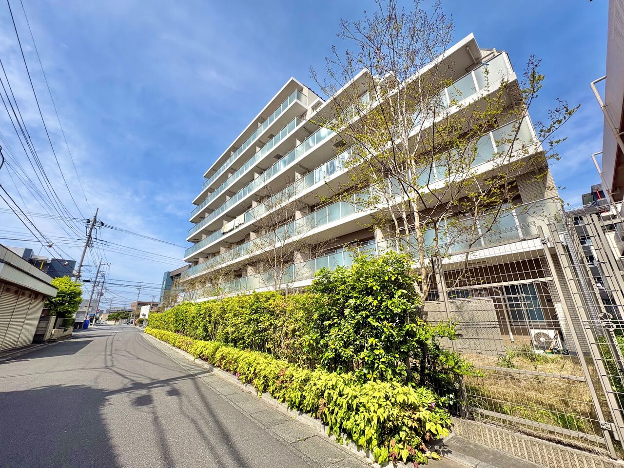 住む人を映し出す洗練された佇まいは、いつまでも輝き続けながらいつしか街の風景に溶け込んでいきます。