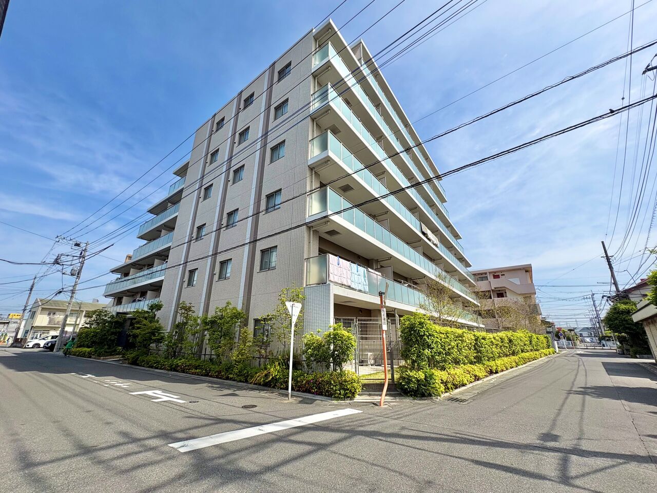 青空に映える洗練されたフォルムは、街のランドマークとしての存在感を放っています。