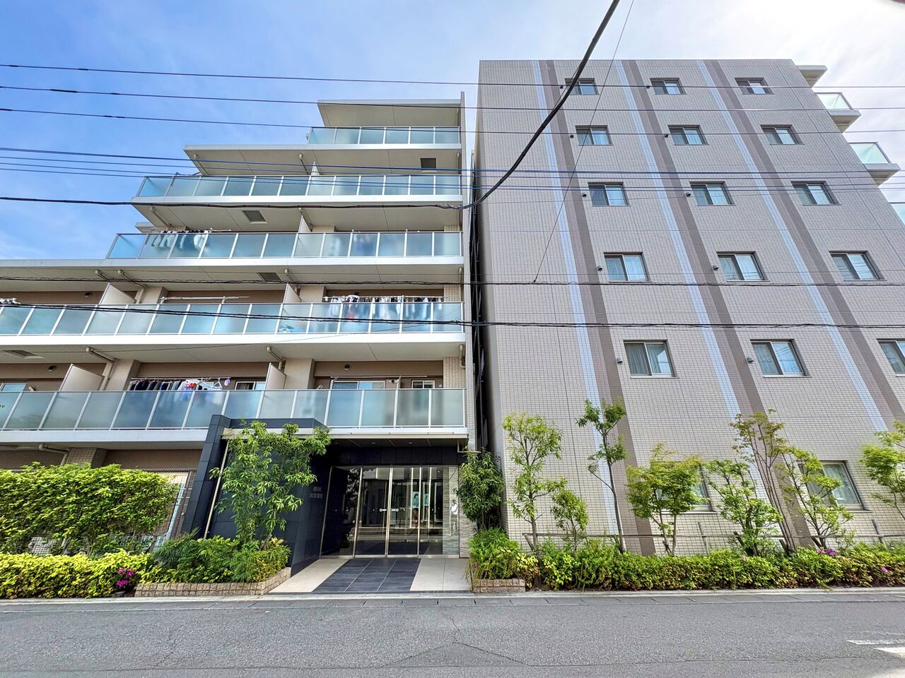 アースカラーを基調としたタイルが、邸宅としての気品と重厚感を演出。