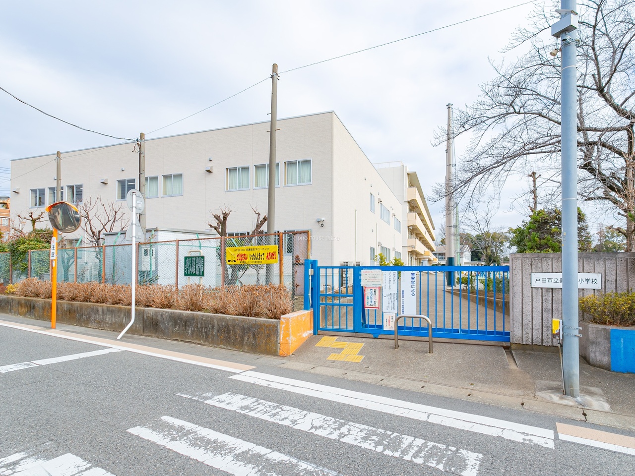 美女木小学校まで約640m