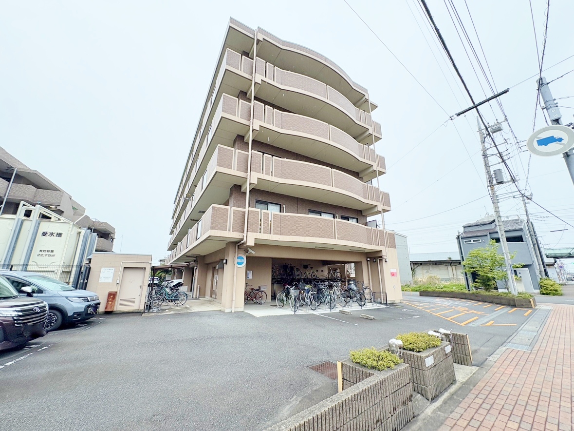 小・中学校まで徒歩8分以内でお子様の通学も安心です。