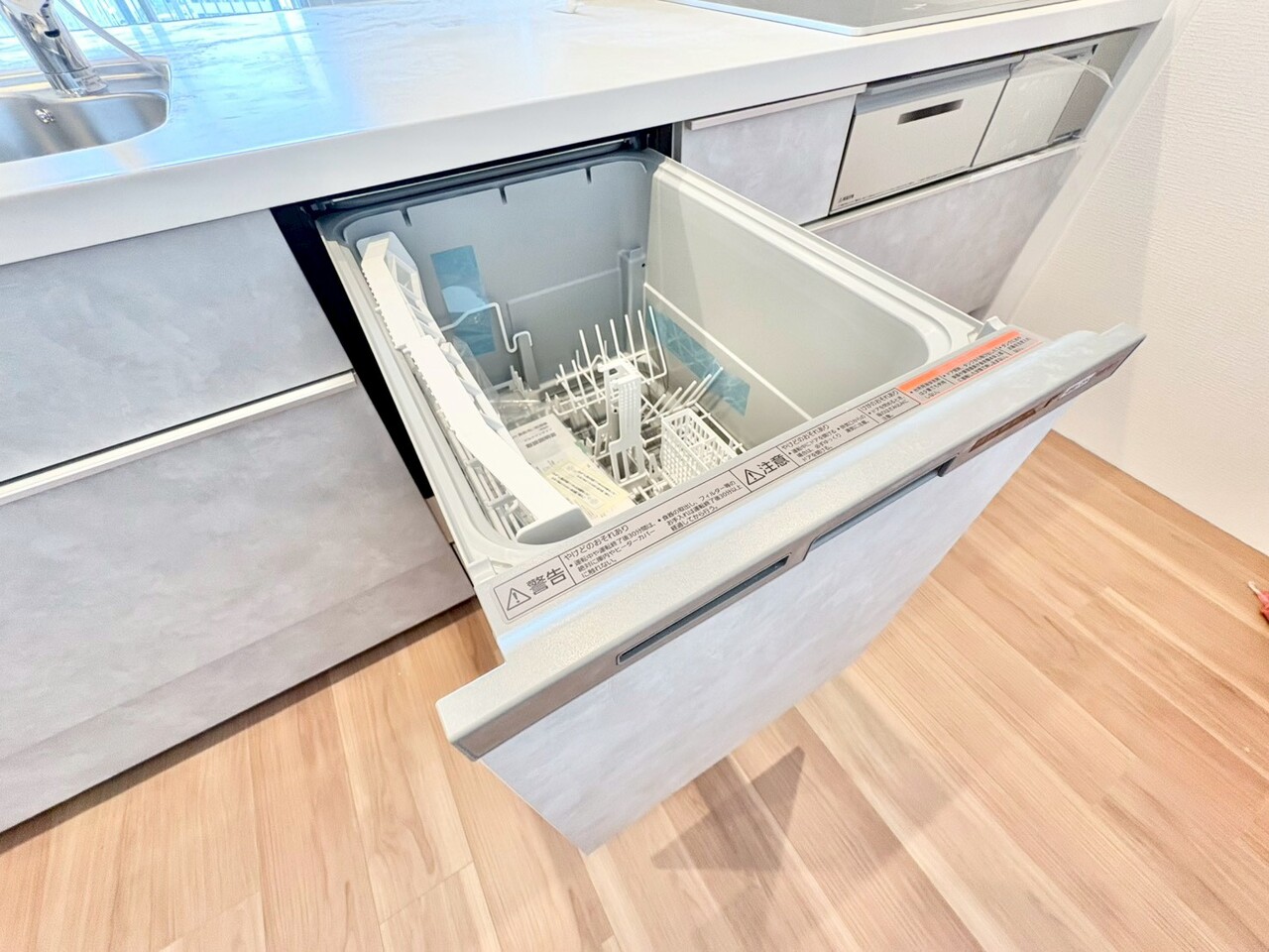 ビルトイン食洗器ですっきりと使いやすい作業スペースを確保しています。
