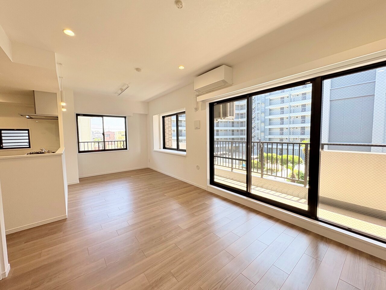 室内には豊かな陽光が注ぎ込み、爽やかな住空間を演出。