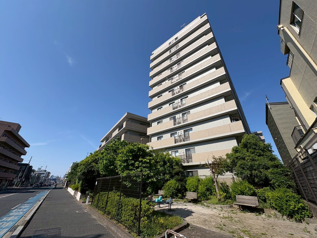 大宮駅徒歩21分、鉄道博物館駅徒歩8分の立地。居住性を一段と心地よいものにしています。