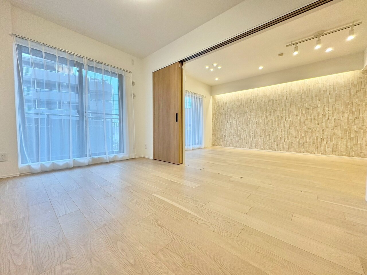 続き間の扉を開放することで広さを感じられます。