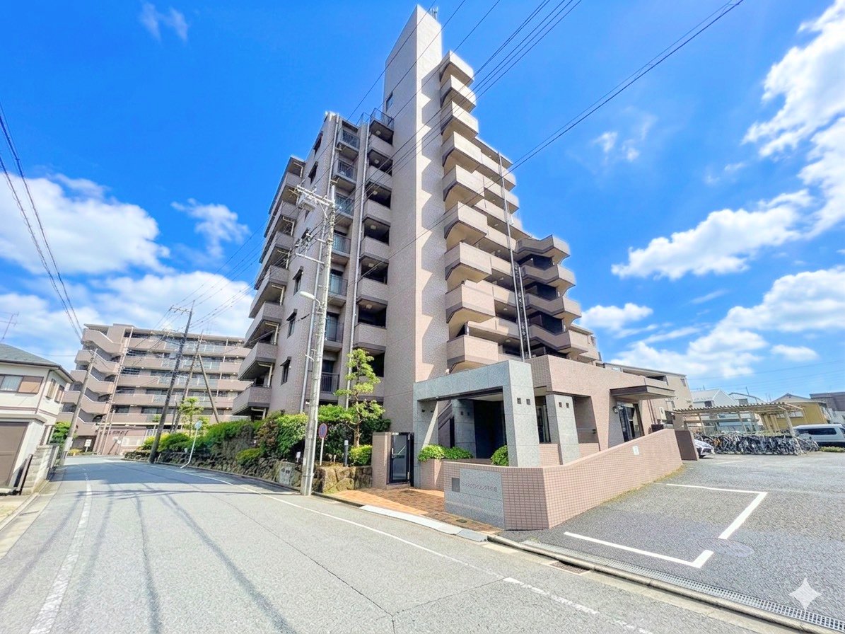 戸田公園駅徒歩12分、10階建て3階部分。近隣にスーパーがあり買い物に便利な立地。