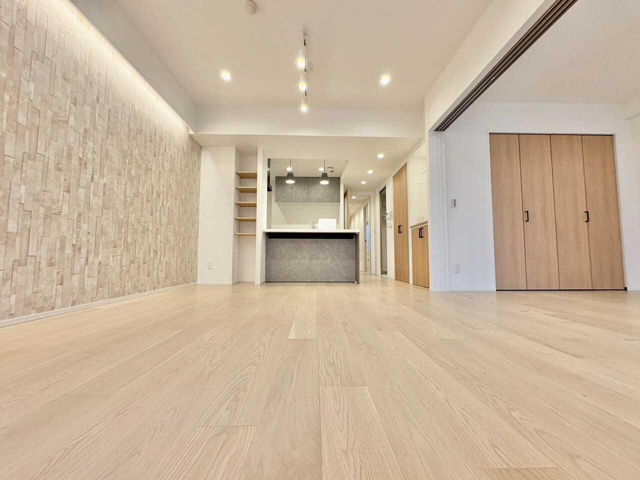 洗練された雰囲気のリビングは、長居したくなる居心地の良い空間です。