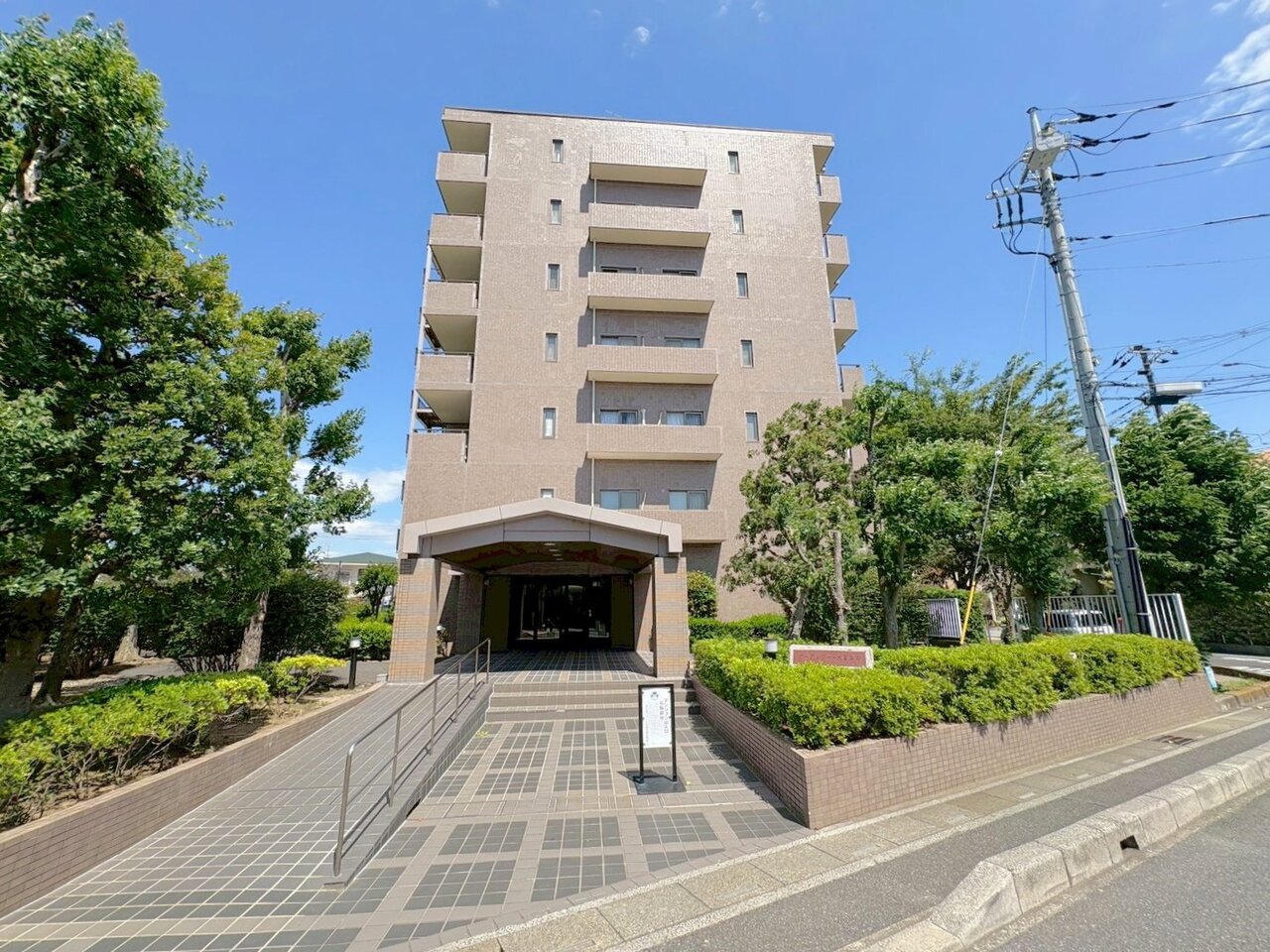 総戸数84戸、9階建て8階部分のお住まい。眺望も抜群の開放的なバルコニー付き。