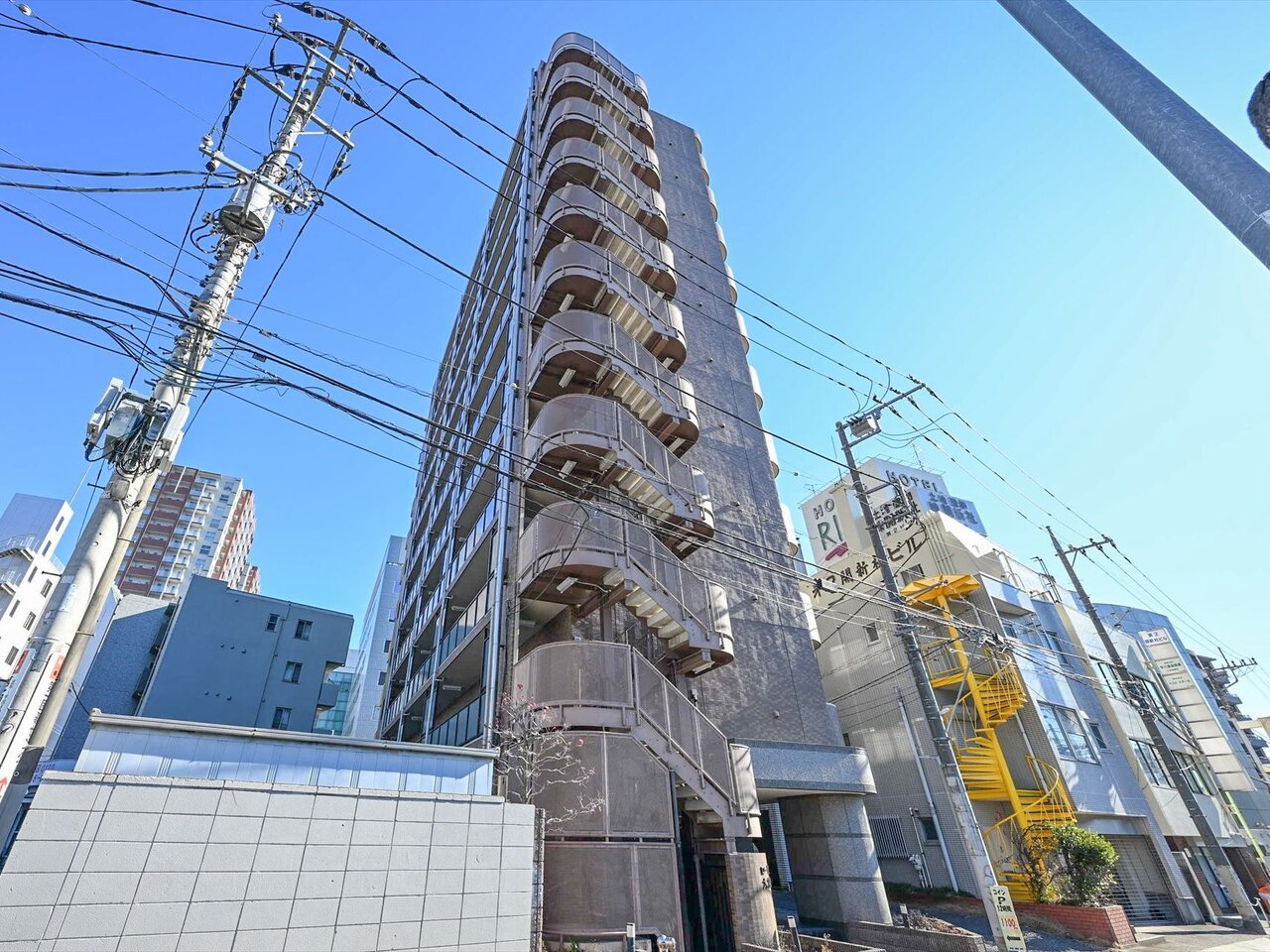 大宮駅徒歩７分の好立地。１１階建て９階部分、２LDKのお住まいです。ペット飼育可。（細則あり）