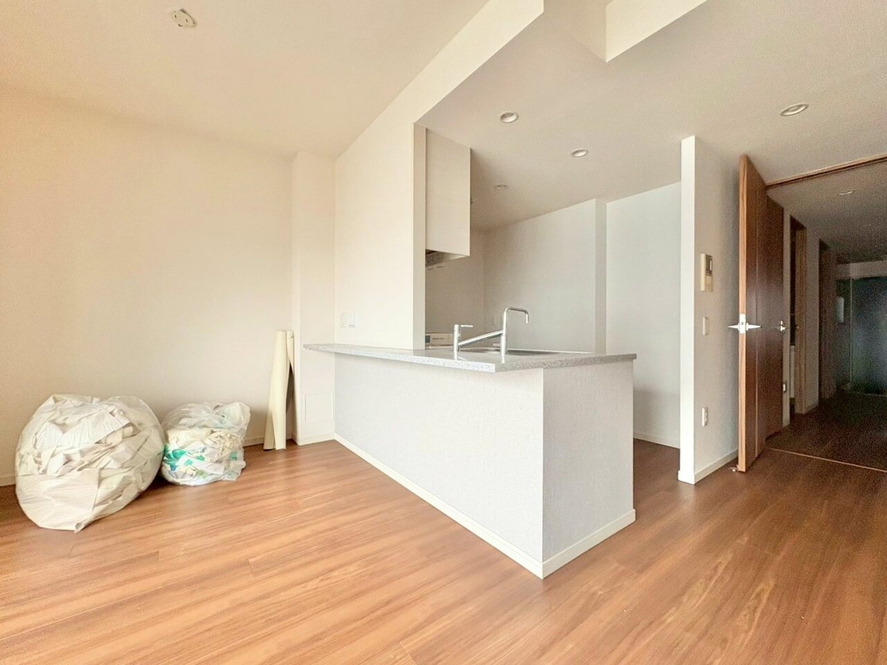 ダイニングとつながるキッチンからは部屋中が見渡せます。