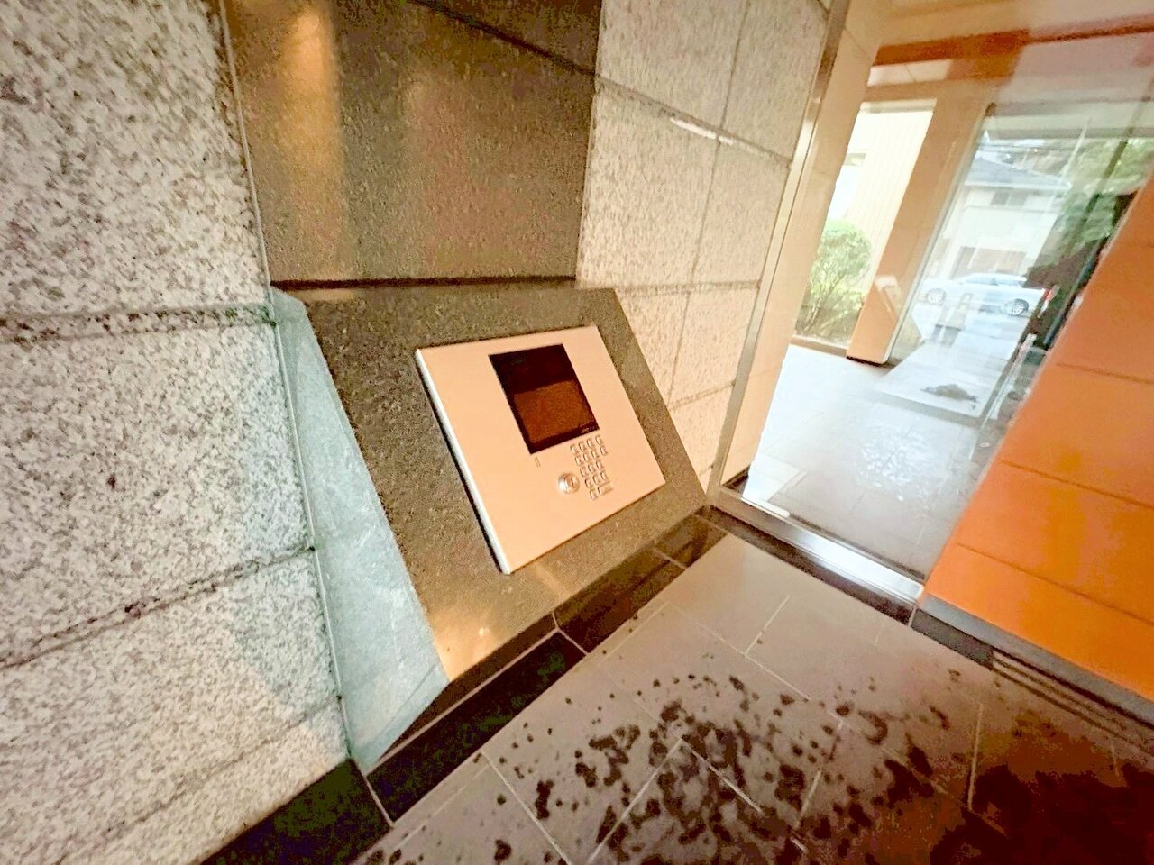 防犯カメラ付きで在宅時も不在時も不審者をけん制できます。