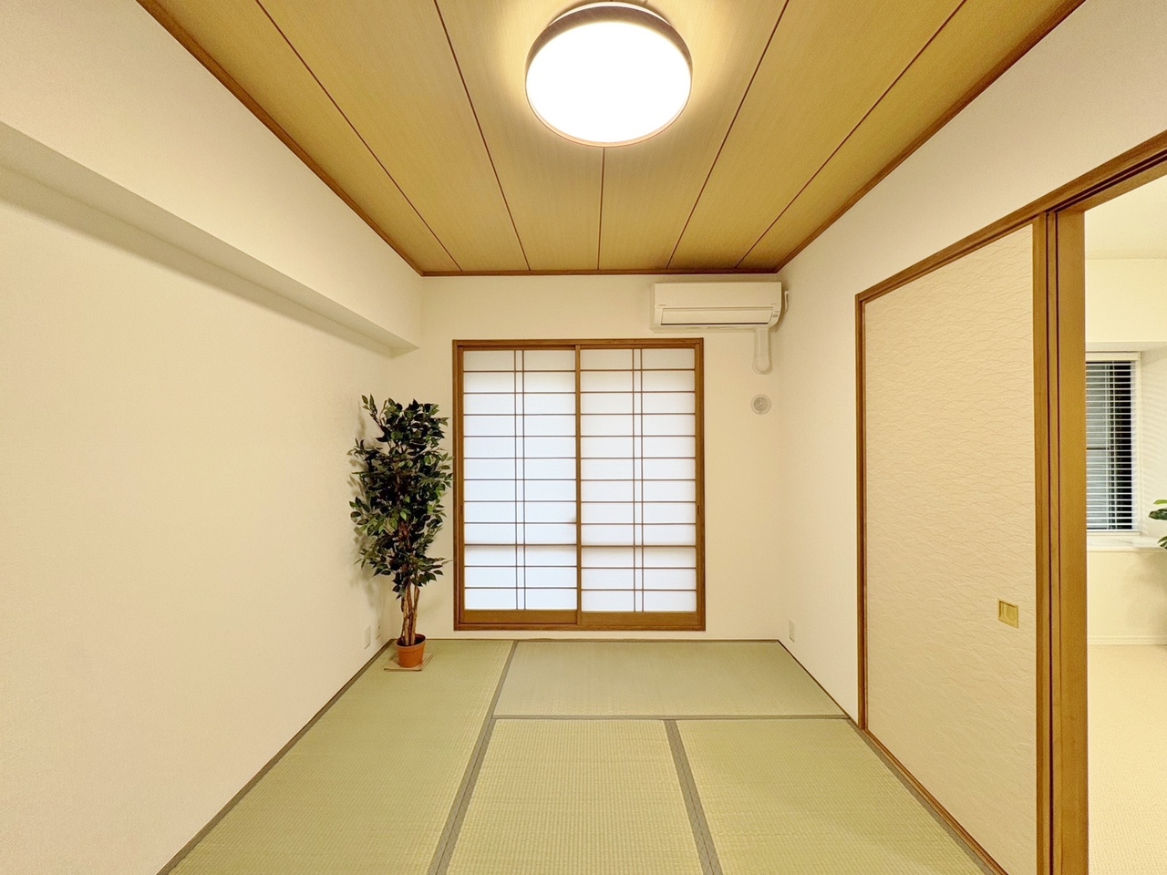 畳の間は有るだけで落ち着く空間です。
