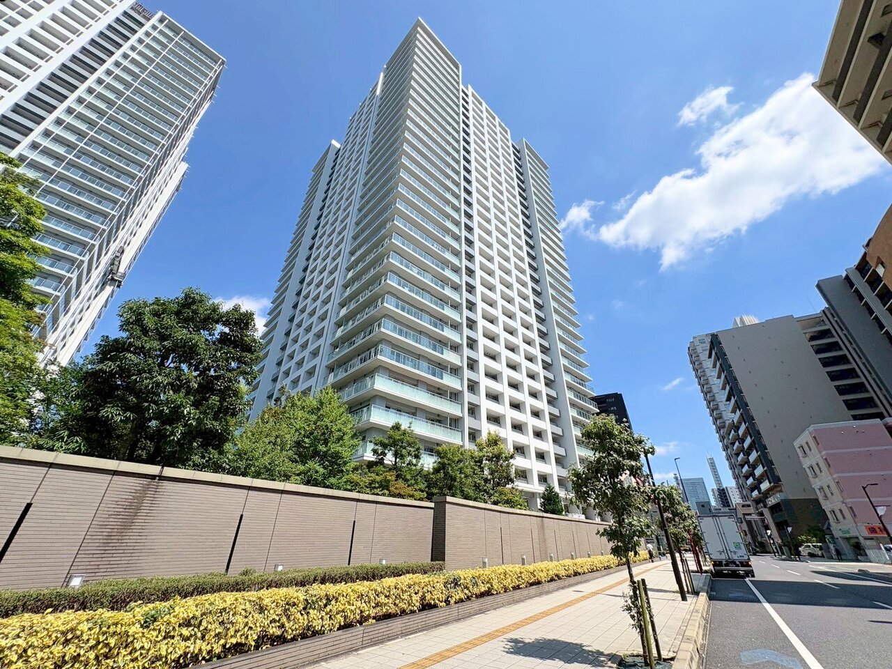 駅や商業施設がすぐそばにあり、通勤や買物に便利な環境です。