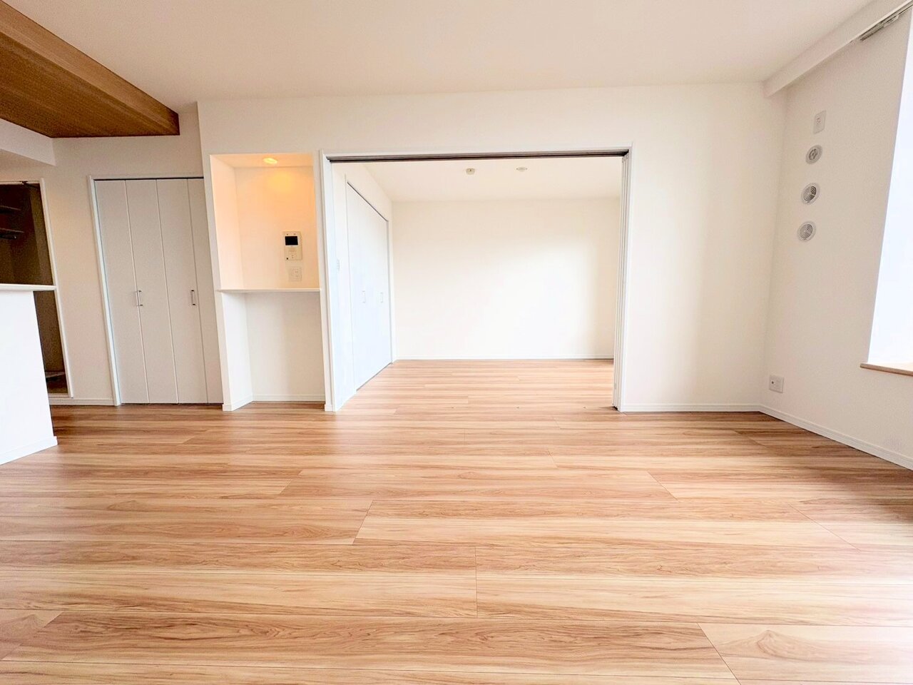ひとつながりの空間になる、LDKと続き間居室のある間取り。