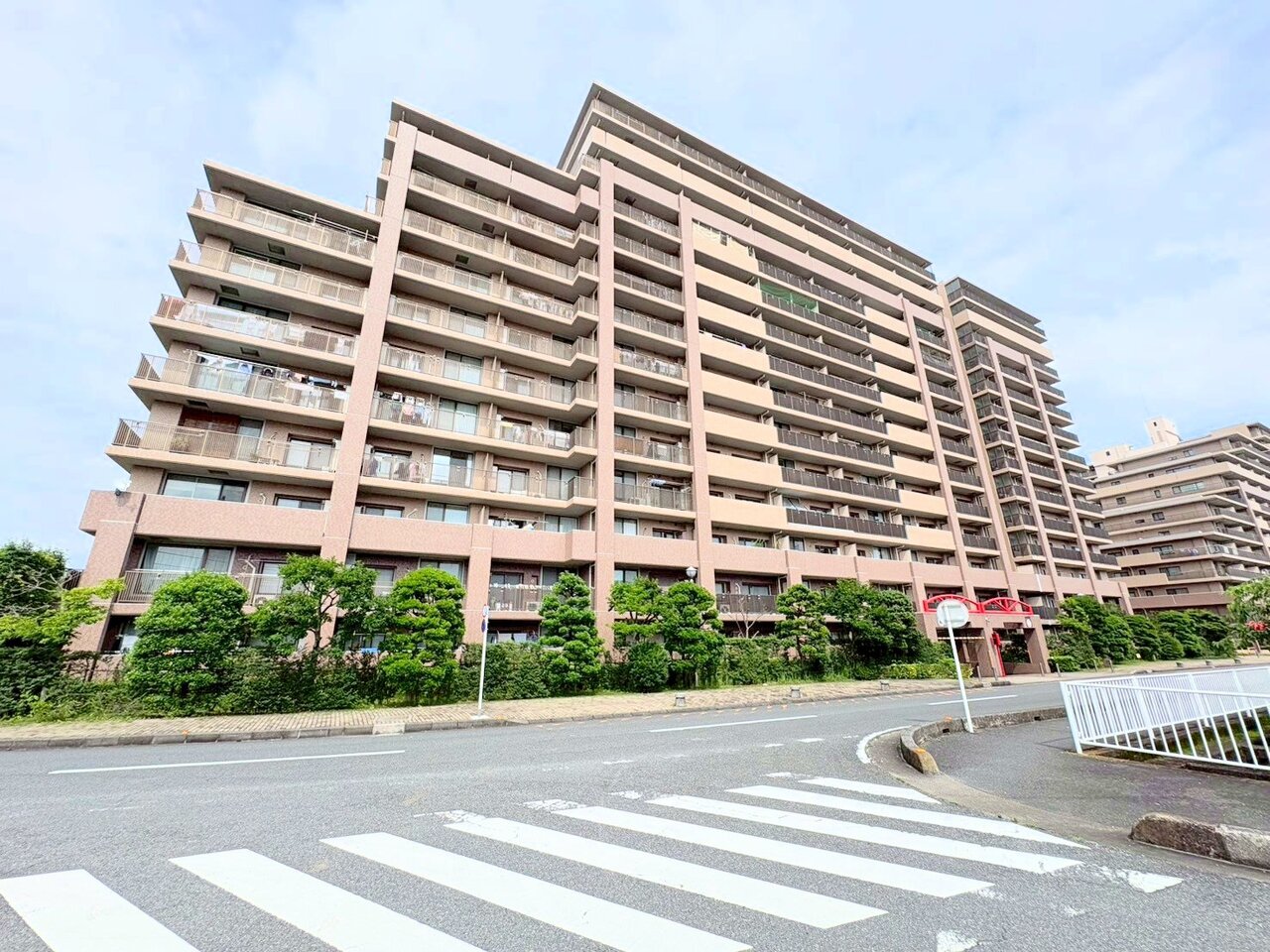 白岡駅徒歩4分、3棟総戸数796戸のビッグコミュニティ。14階建て11階部分につき眺望良好です。