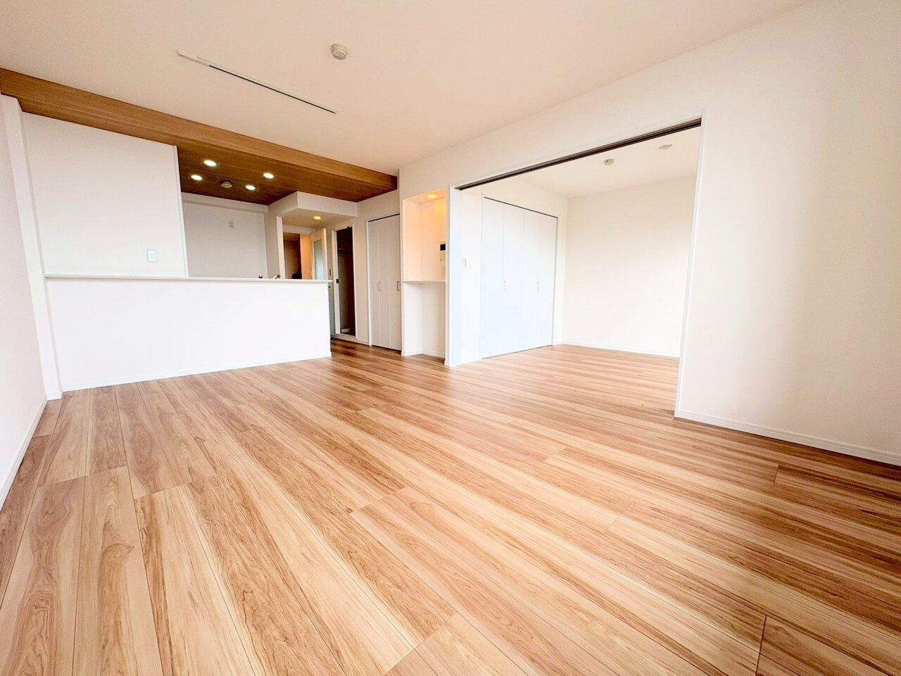 室内には豊かな陽光が注ぎ込み、爽やかな住空間を演出。