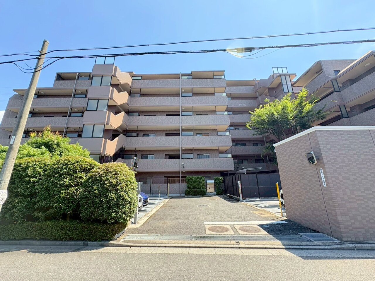 南浦和駅徒歩13分、南向きにつき陽当り、通風良好なお住まいです。