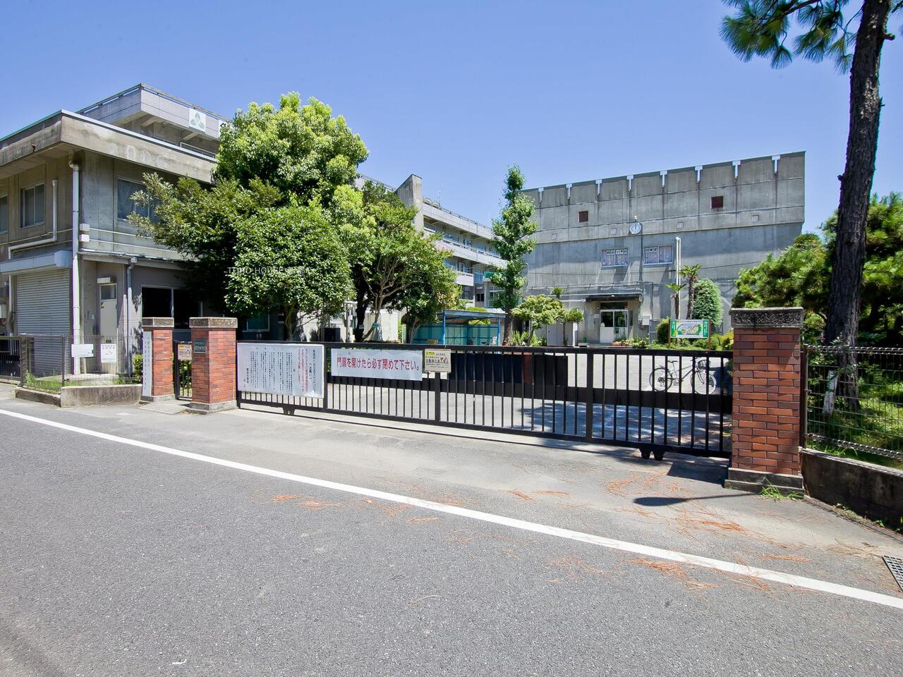鈴谷小学校まで約1110m