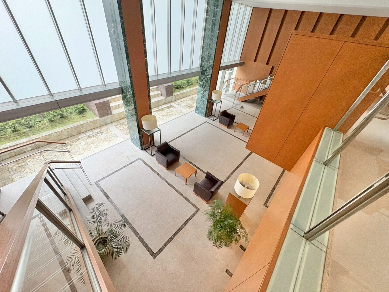 マンションの顔とも言えるこだわりのロビーです。