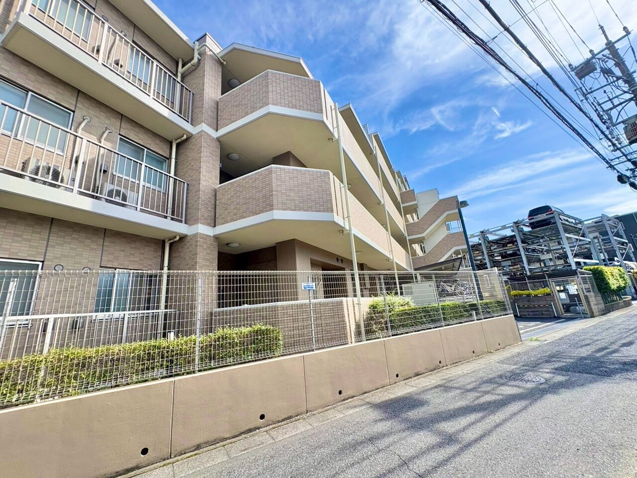 サンルーム付南西向きで陽当り良好。