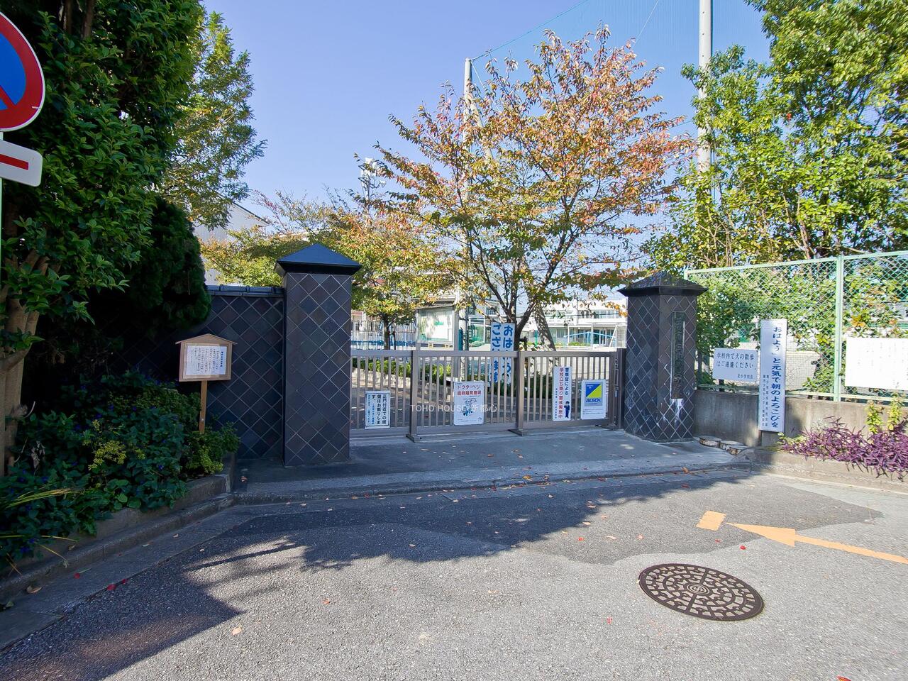 北小学校まで約420m