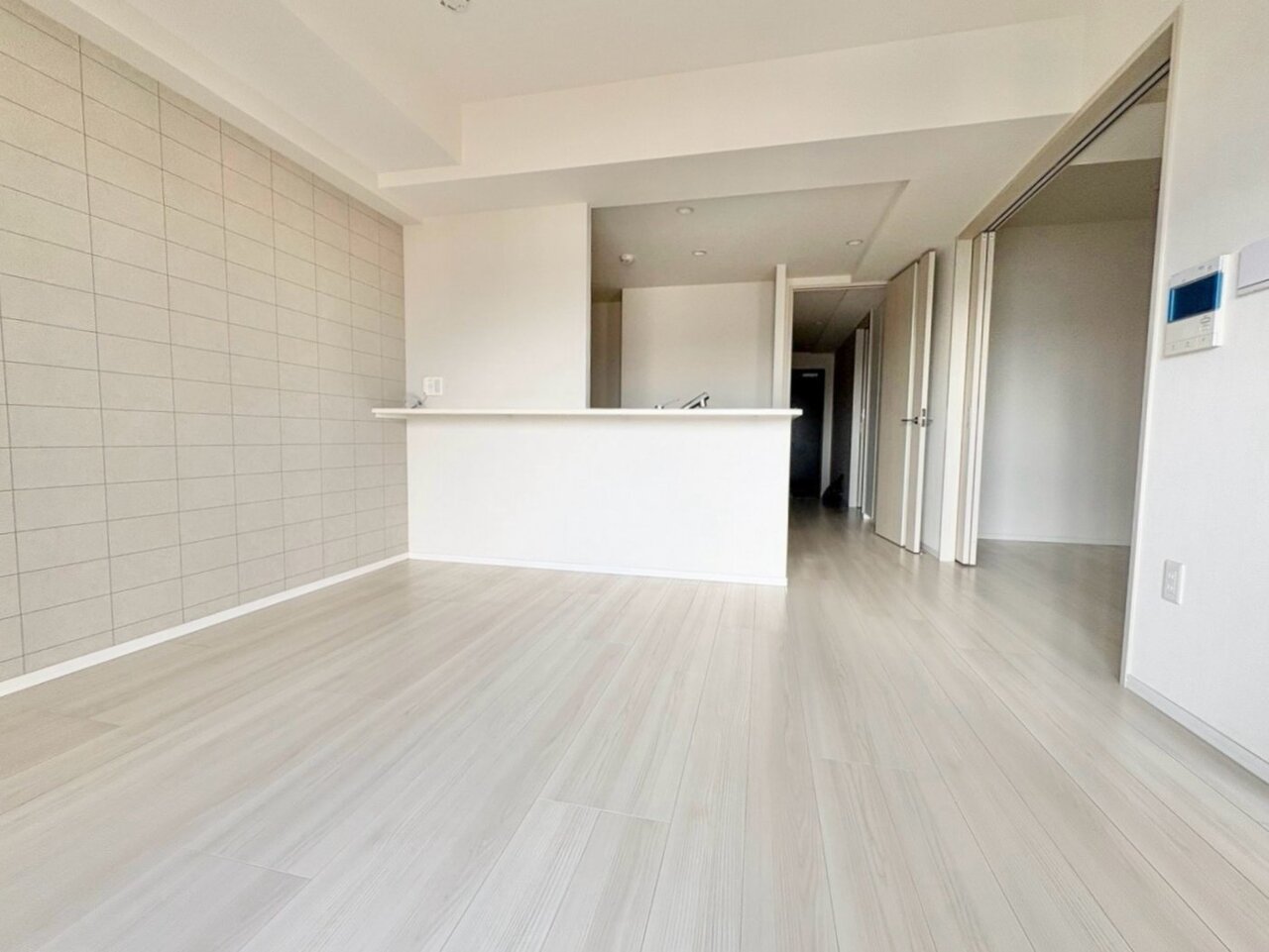 室内には豊かな陽光が注ぎ込み、爽やかな住空間を演出。