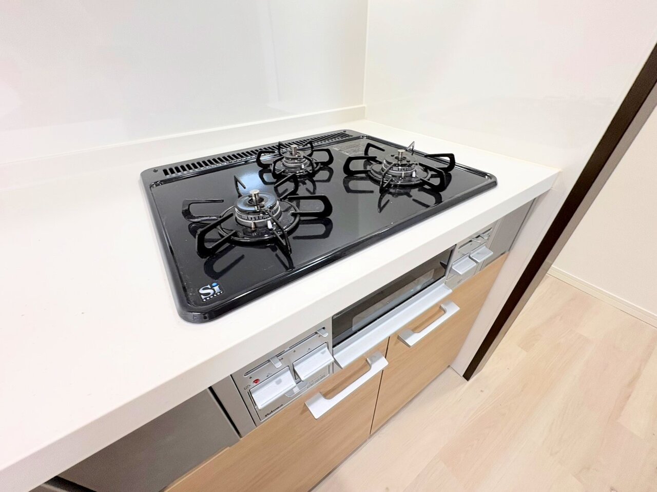 三口コンロはお料理のレパートリーが増えるグリル付きです。