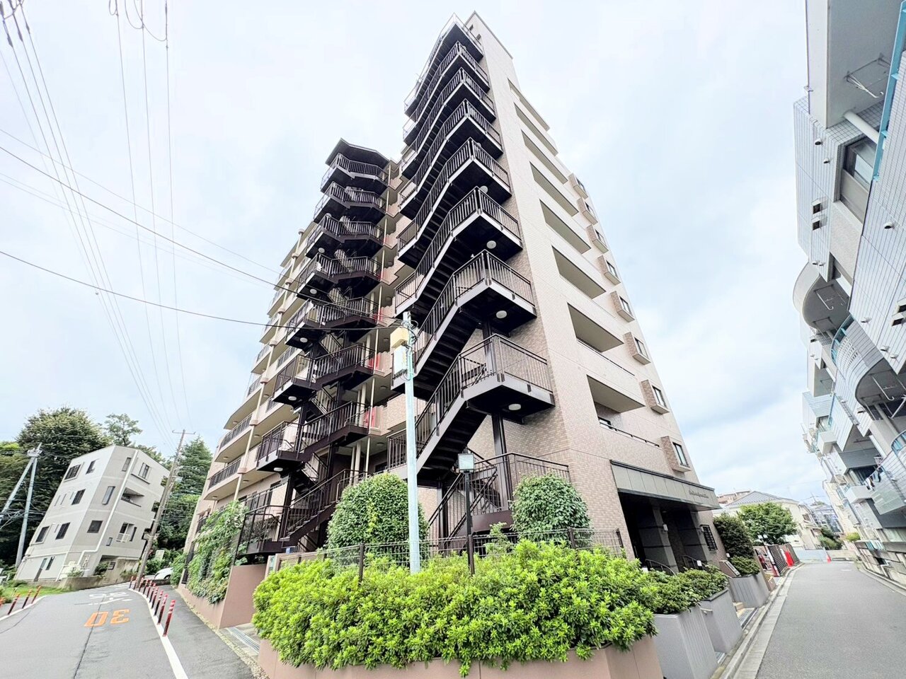 8階部分、南西角部屋につき日当たり・通風良好です。