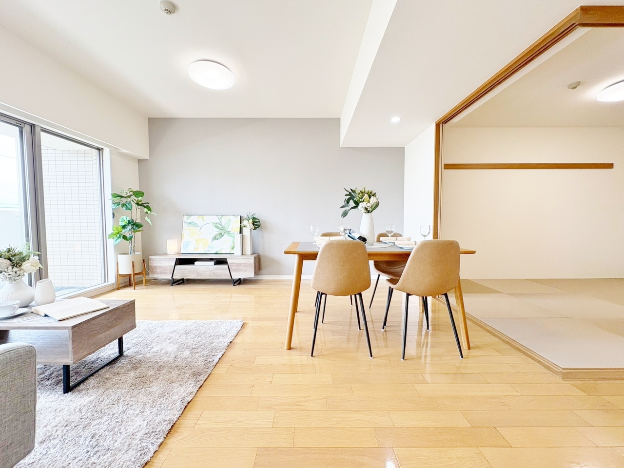 ＬＤＫ横にはシンプルで品のある続き間のお部屋を備えています。