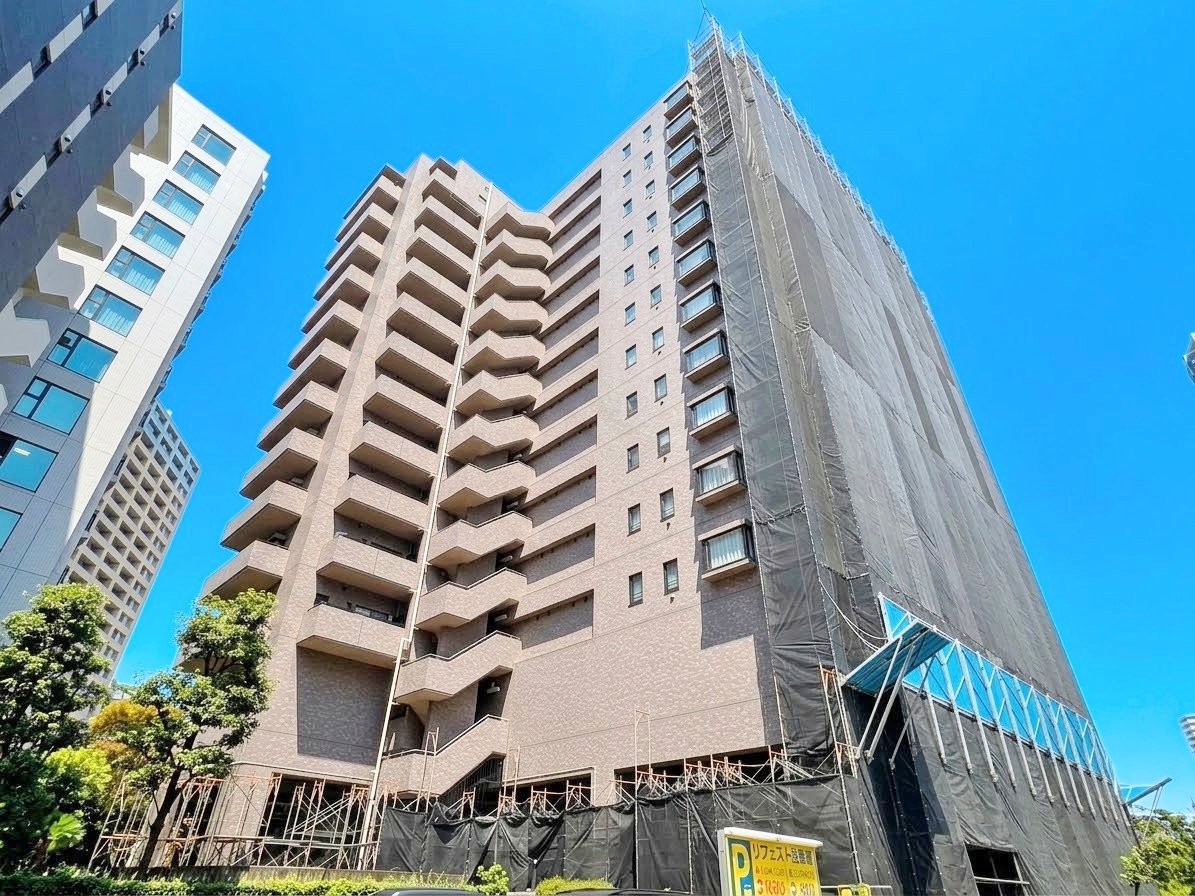 川口駅徒歩4分、14階建て最上階の角部屋です。